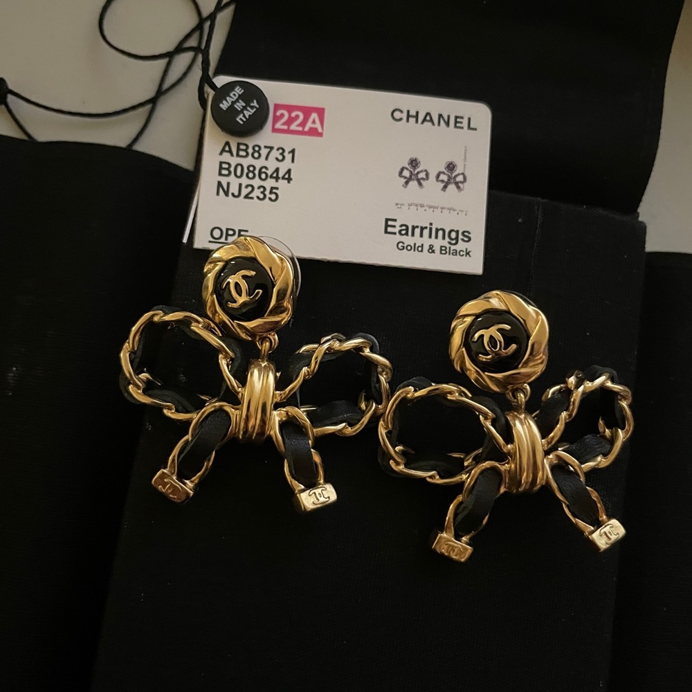 nwt Chanel 22A rare lambskin chained bowknot drop earrings
